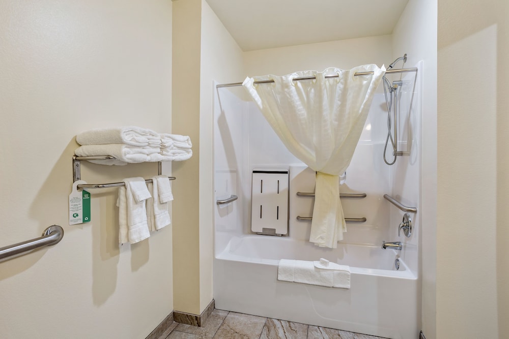 Cobblestone Hotel & Suites Little Chute - photo 32