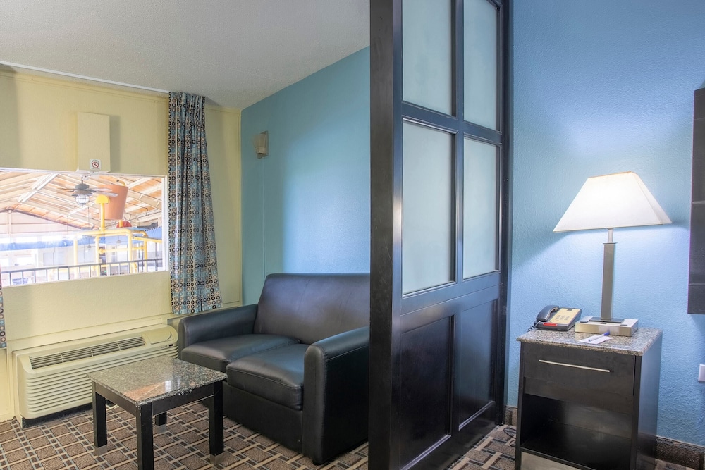 OYO Hotel Knoxville TN Cedar Bluff I 40 - photo 12