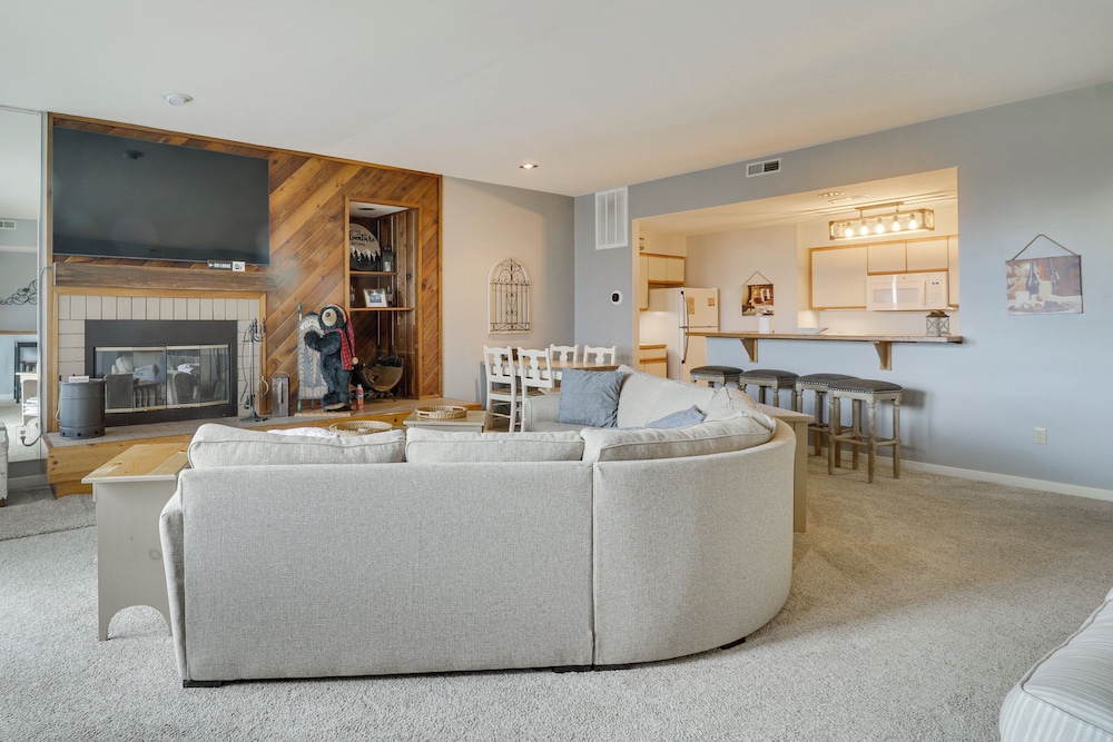 All Season Fun Wintergreen Resort Condo with Views — hotel in Nellysford