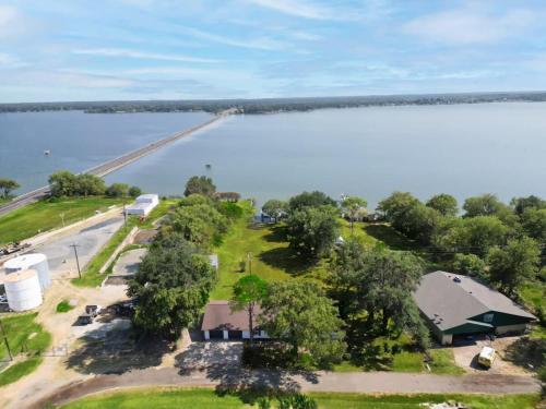 Your Lakeside Destination 3 Bedrooms Lake Access pet-friendly hotel Quinlan
