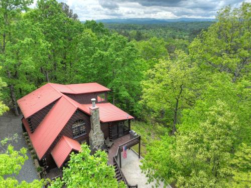 3 BR Mountain Cabin Games Hot Tub Fire Pit — 4-Star Luxury Hotel in Morganton, United States