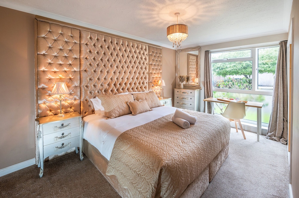 Stunning 2 bed Apartment in Windsor Free Parking — 4-Star Luxury Hotel in Windsor, United Kingdom
