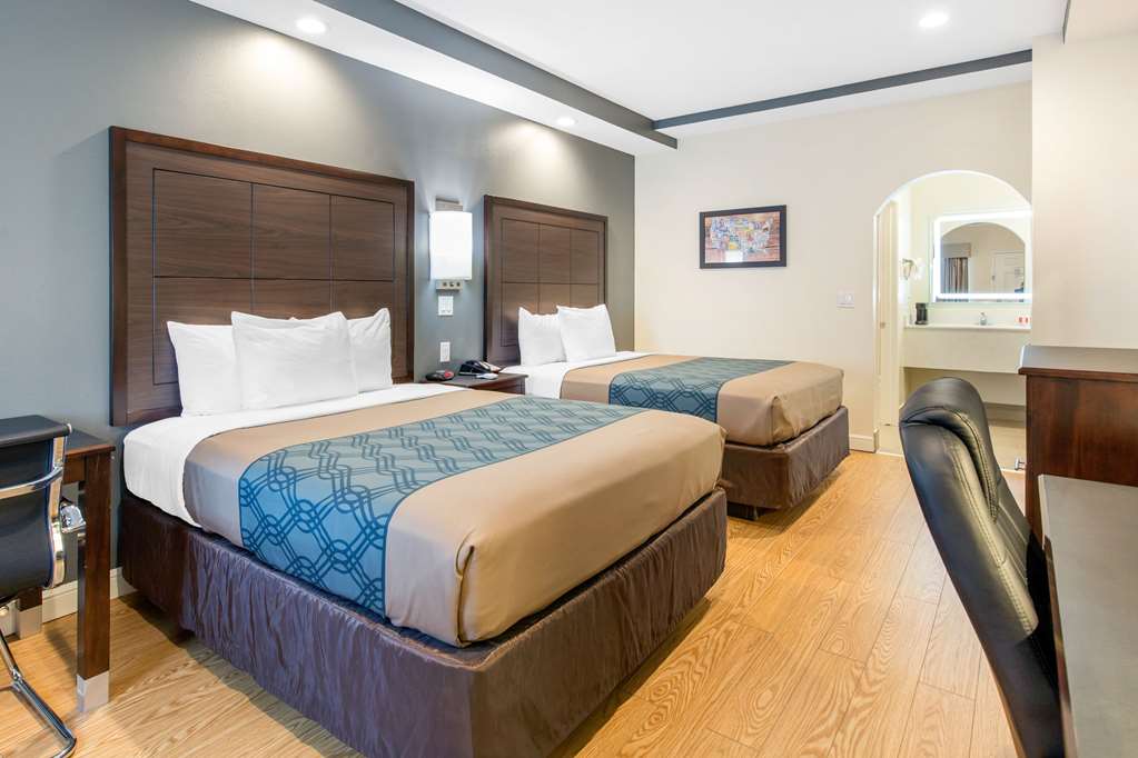 Econo Lodge Inn & Suites Houston Willowbrook - photo 5