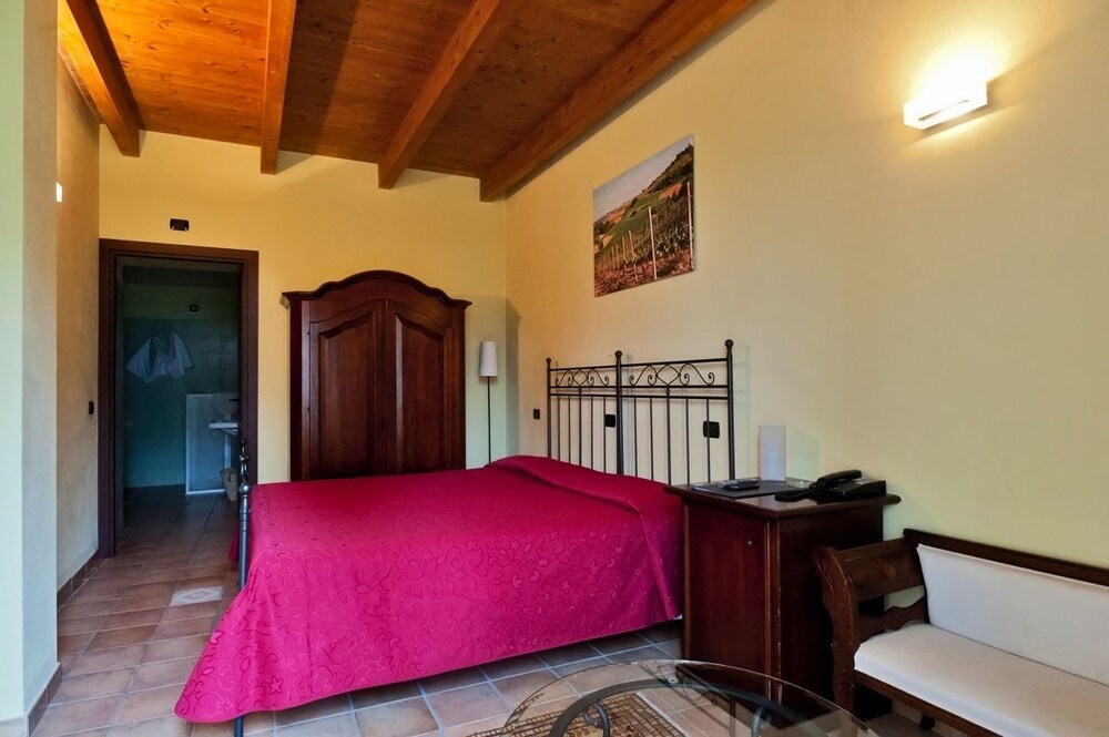 Agriturismo Podere La Piazza — 4-Star Luxury Hotel in Costigliole D'asti, Italy
