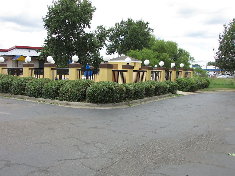Days Inn & Suites by Wyndham Fort Valley - photo 25