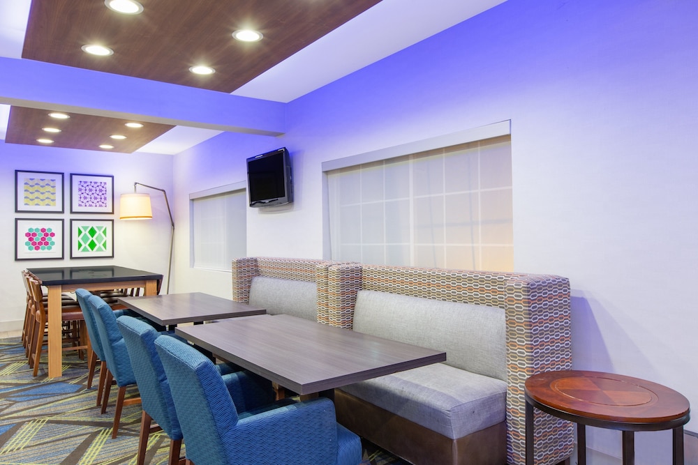 Holiday Inn Express Hotel & Suites Bishop by IHG - photo 39