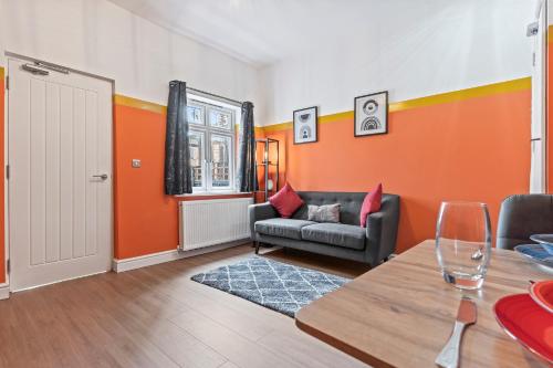 4 Bedroom 2 Bath in NewCastle Town Centre — 4-Star Luxury Hotel in Newcastle Under Lyme, United Kingdom