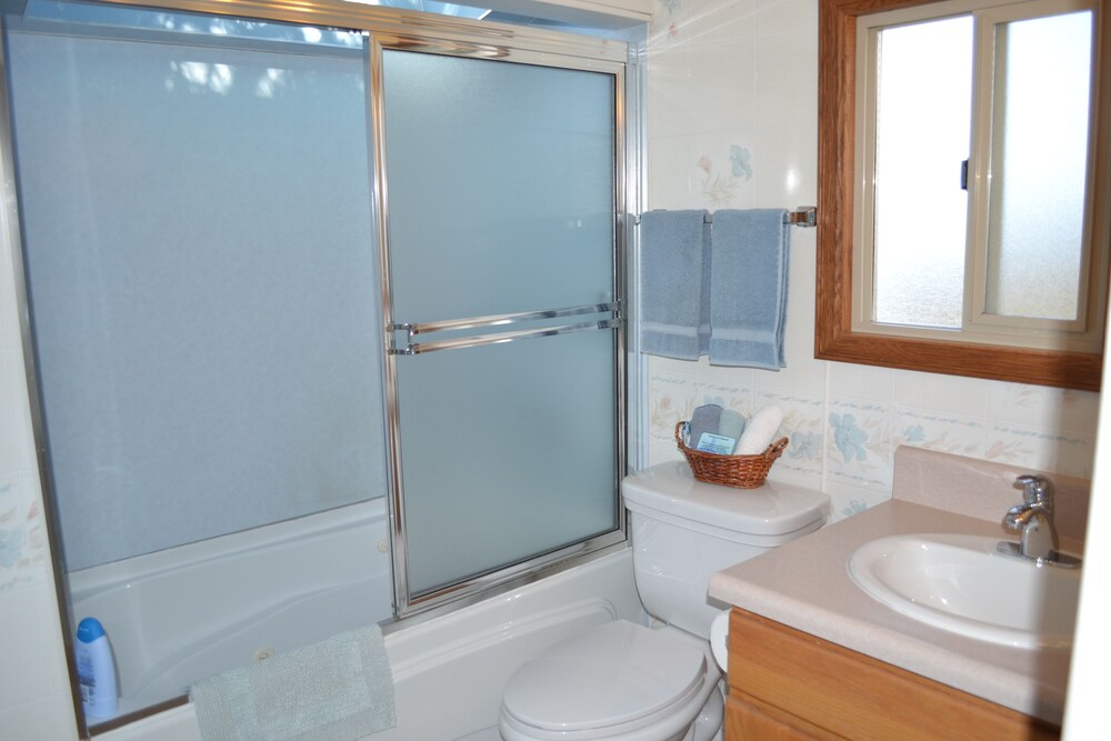 Juan de Fuca Waterfront Hotel & Cottages - photo 10