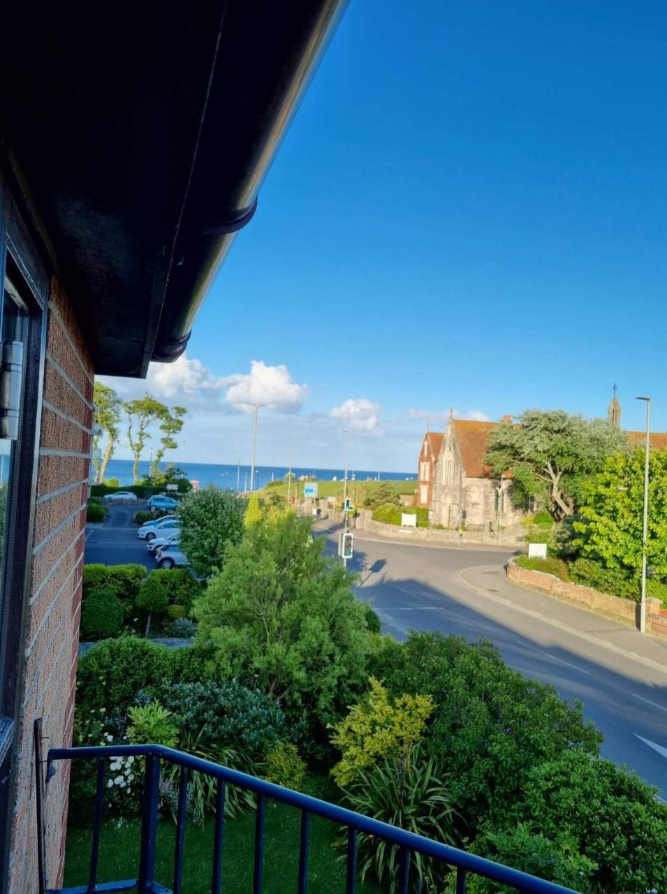 Hightide 2 Bed with Parking Balcony & Sea View. — 4-Star Luxury Hotel in Swanage, United Kingdom