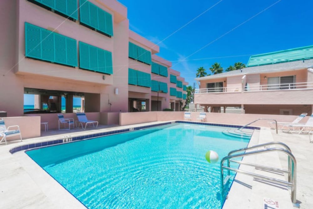 Coquina Beach Club 104 Condo — 4-Star Luxury Hotel in Bradenton Beach, United States