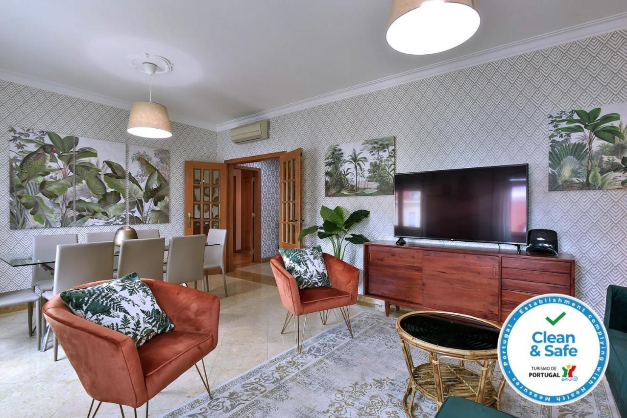 São Pedro 30 Guests Apartment — 4-Star Luxury Hotel in Lisbon, Portugal