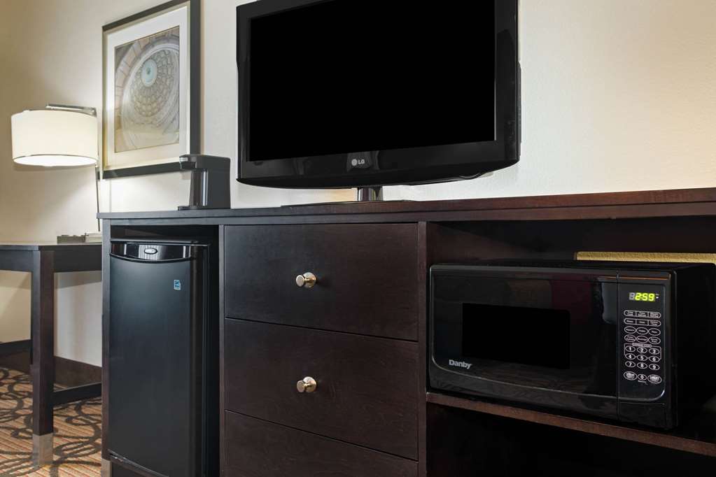 La Quinta Inn & Suites by Wyndham Pearsall - photo 21