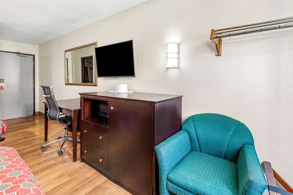 Econo Lodge Akron Copley Northwest - photo 12