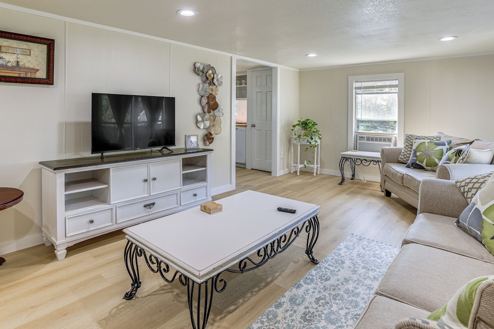 'crosby Huffman Hideaway' Serene Escape w Yard — hotel in Crosby