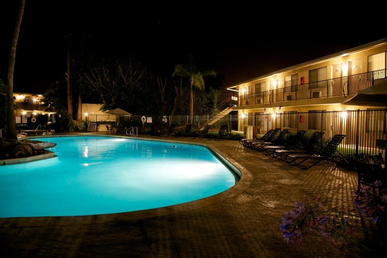 Ramada Hotel and Conference Center by Wyndham San Diego North - photo 11