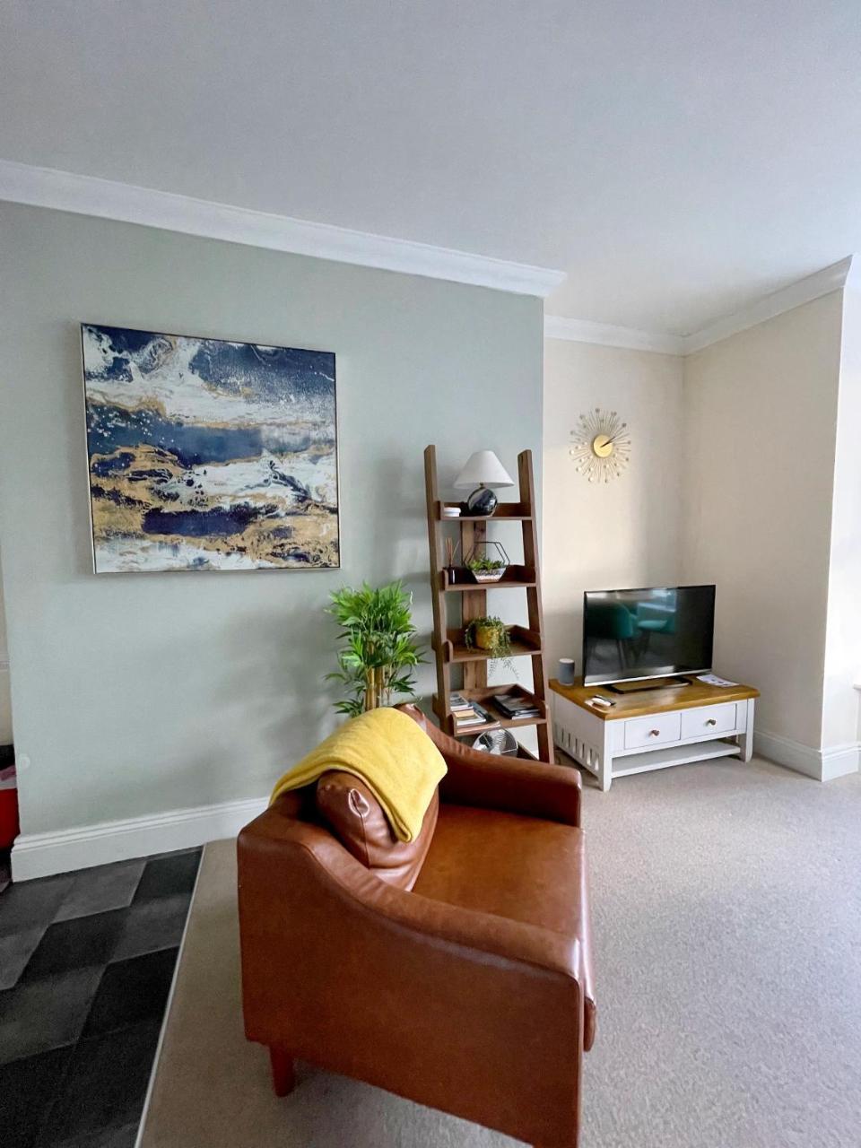 Stylish apartment with free parking lift & views