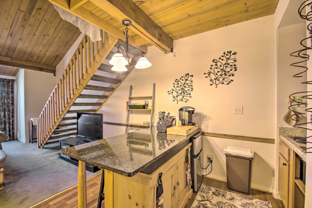 Snug Wintergreen Resort Studio Ski In and Out - photo 9