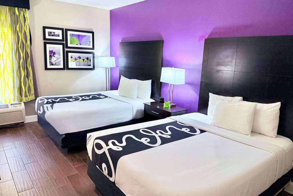 La Quinta Inn & Suites by Wyndham Orlando Universal area - photo 24
