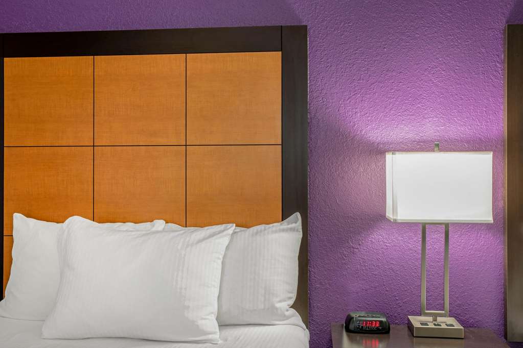 La Quinta Inn & Suites by Wyndham Orlando Airport - photo 45