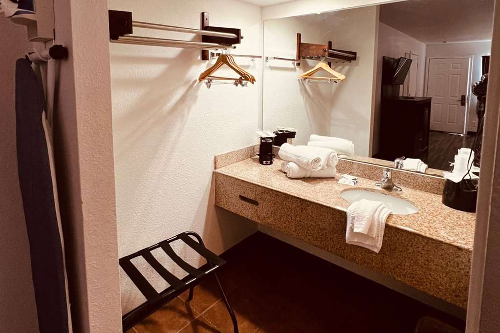 Econo Lodge Inn & Suites Downtown San Antonio - photo 15