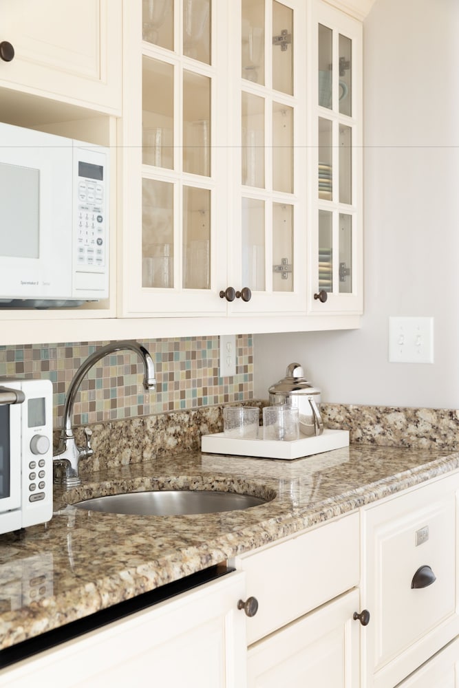 Vineyard Square Hotel & Suites - photo 13