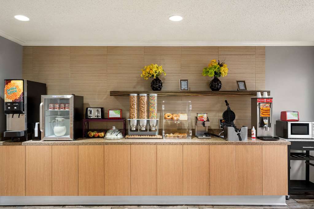 La Quinta Inn & Suites by Wyndham Chicago Tinley Park - photo 42