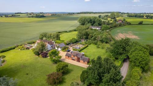 The Owl House Hot Tub Adventures in Moreton Pass the Keys in Stafford, United Kingdom