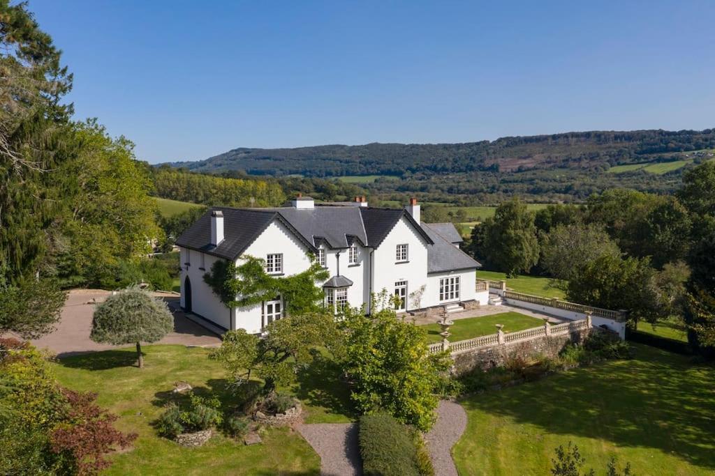 Woodbank - last minute hotel in Caerleon