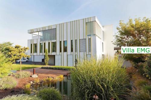 Luxus Design Ferienhaus Villa EMG Bensheim nah Frankfurt Heidelberg mit Sauna Schwimmteich Garten für Familien und Gruppen bis 17 Personen — 4-Star Luxury Hotel in Bensheim, Germany