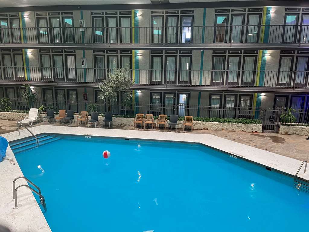 Fifth Season Inn & Suites - photo 8