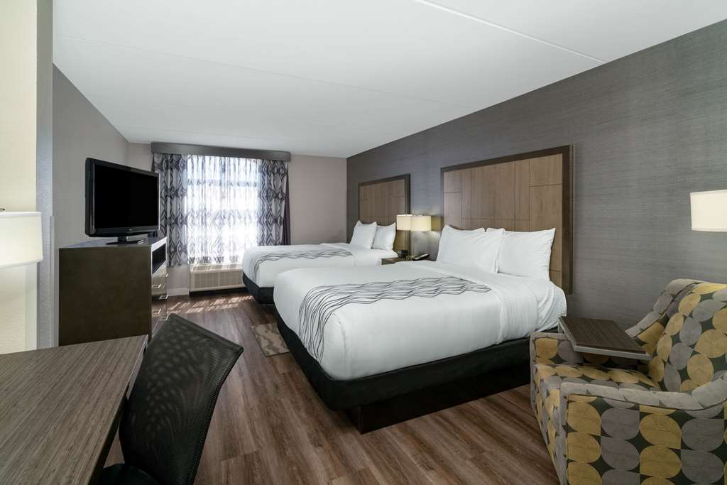 La Quinta Inn & Suites by Wyndham Raleigh Downtown North - photo 9