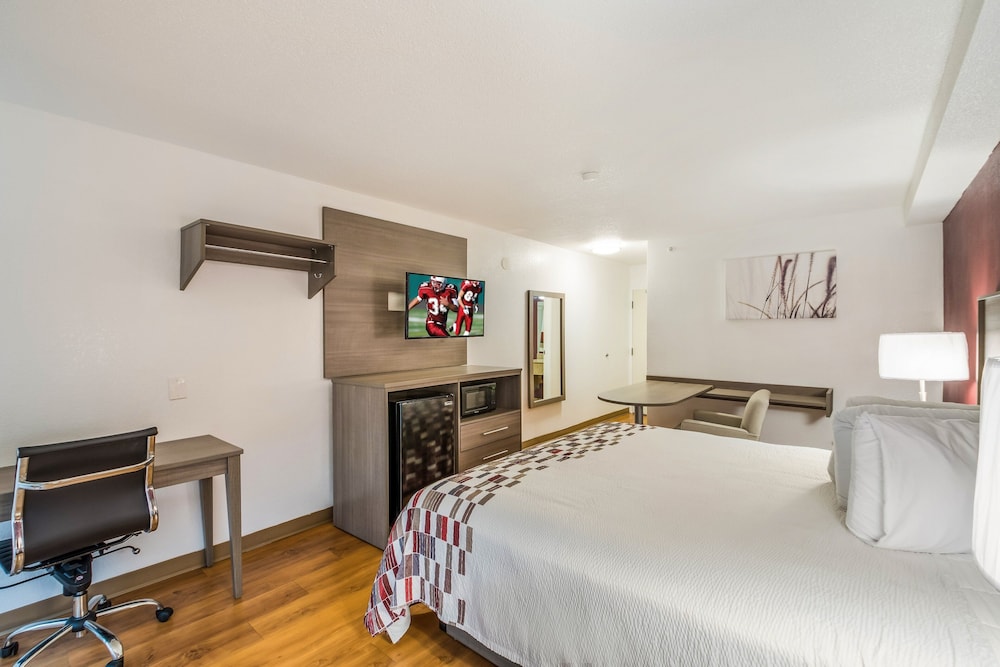 Red Roof Inn Rochester Airport - photo 4