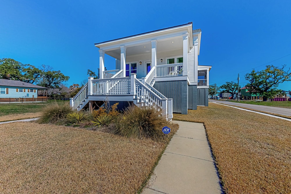 Custom Built Beach Retreat with Views in Gulfport — 4-Star Luxury Hotel in Gulfport, United States