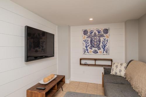 Sawyers Shore Shack by Oak Island Accommodations - photo 27