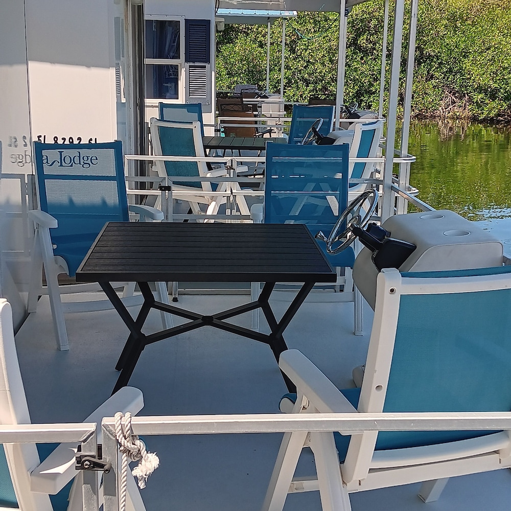 Aqua Lodges at Hurricane Hole Marina - photo 23