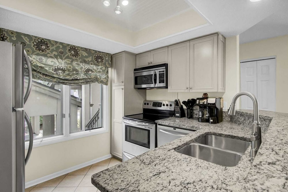 401 Yacht by Avantstay Marina View Pool Porch - photo 12