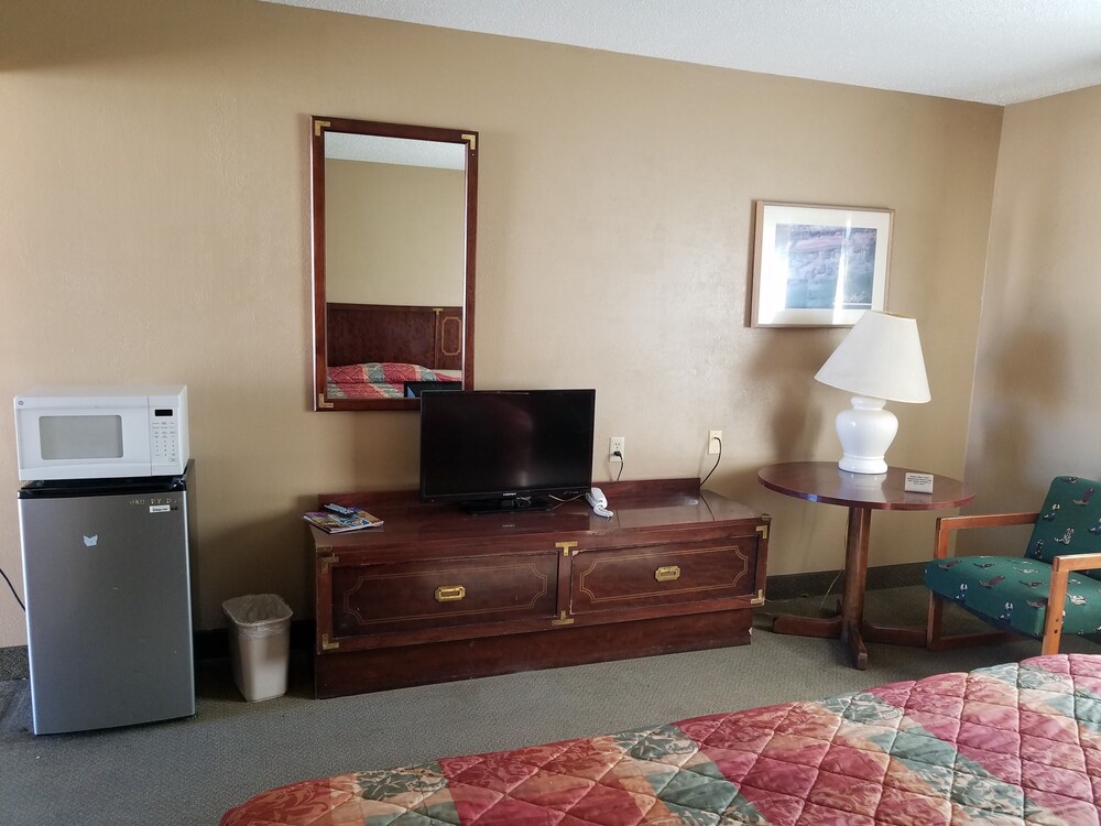 American Holiday Mesa Verde Inn - photo 11