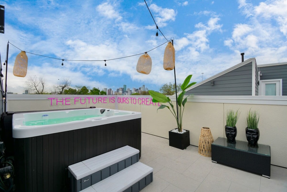 Paradise Palace Best Rooftop in HTX w Hot Tub - photo 11