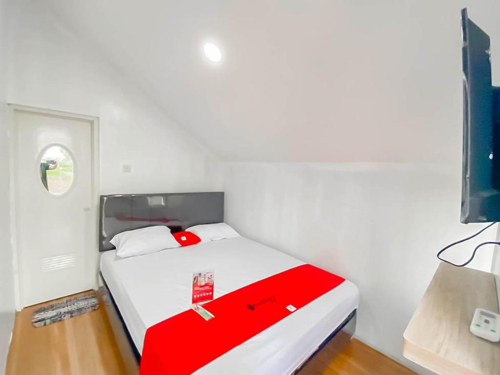 RedDoorz Syariah Plus At Cipanas Cianjur in Sukabumi, Indonesia