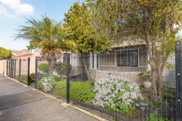 Optimum Stay Self Catering Accommodation Deluxe Room — 4-Star Luxury Hotel in Cape Town, South Africa