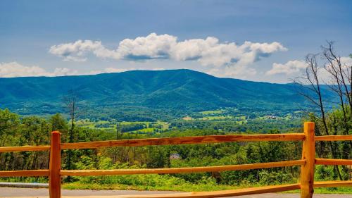 Moonlit Night - carbon neutral hotel in Sevierville