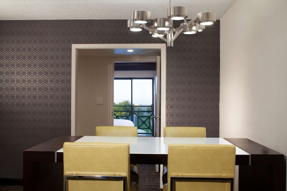 Embassy Suites by Hilton Philadelphia Airport - photo 20