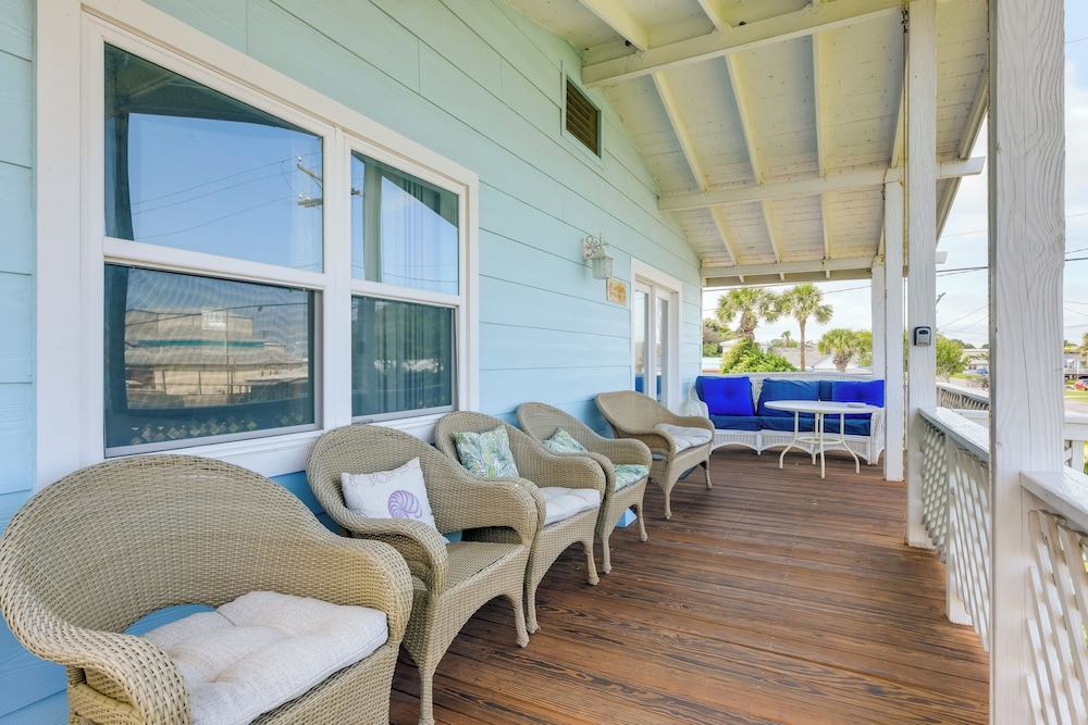 2 Blocks to Bay: Misty Harbor Rockport Home — 4-Star Luxury Hotel in Rockport, United States