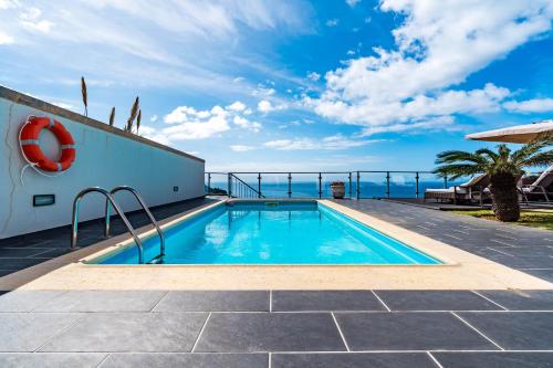 Villa Alex pool and ocean view — 4-Star Luxury Hotel in Calheta, Portugal