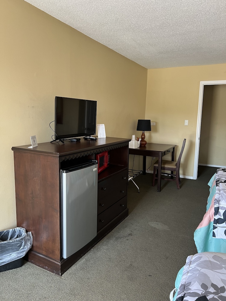 Ambassador Inn And Suites - photo 34