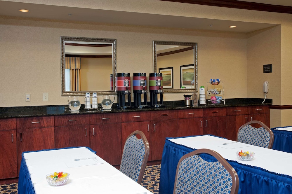 Hampton Inn & Suites Indianapolis Airport - photo 54