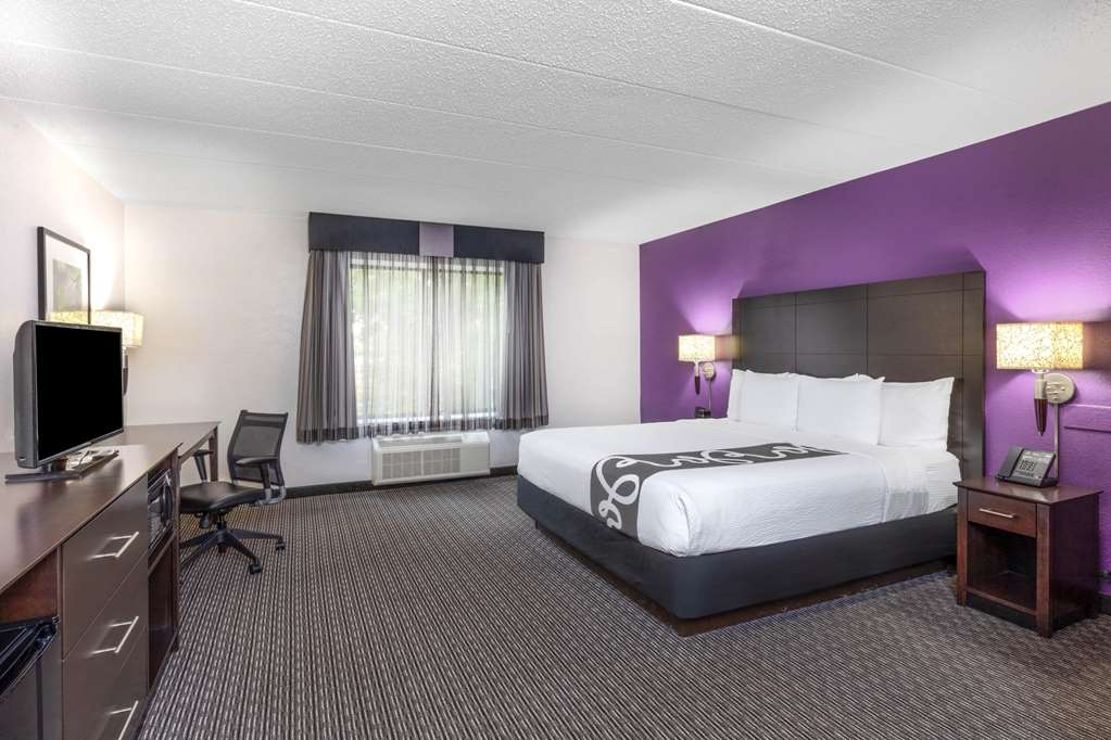 La Quinta Inn & Suites by Wyndham Clifton Rutherford - photo 26