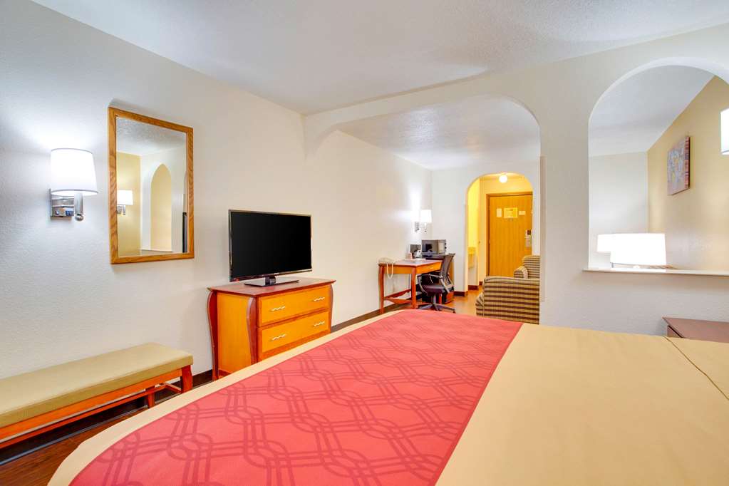 Econo Lodge Inn & Suites Albuquerque East I 40 Eubank Exit - photo 17