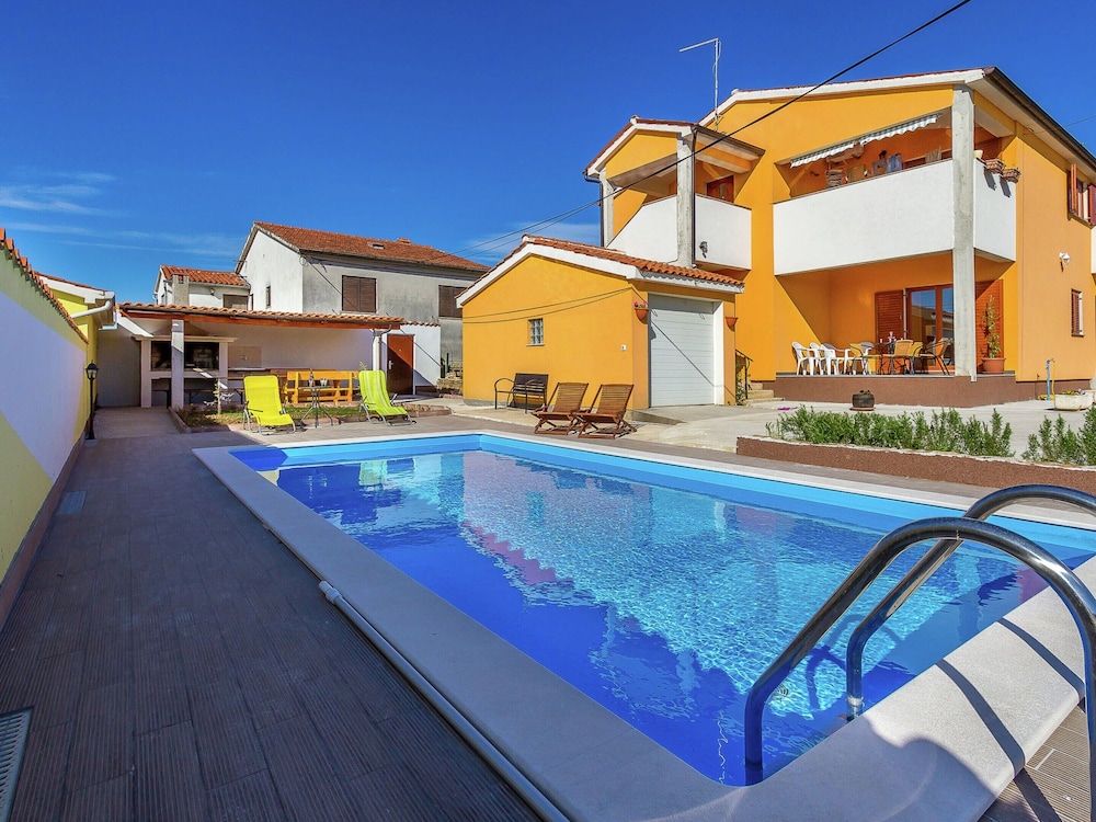 Holiday Home in Galizana with Private Pool — 4-Star Luxury Hotel in Galizana, Croatia