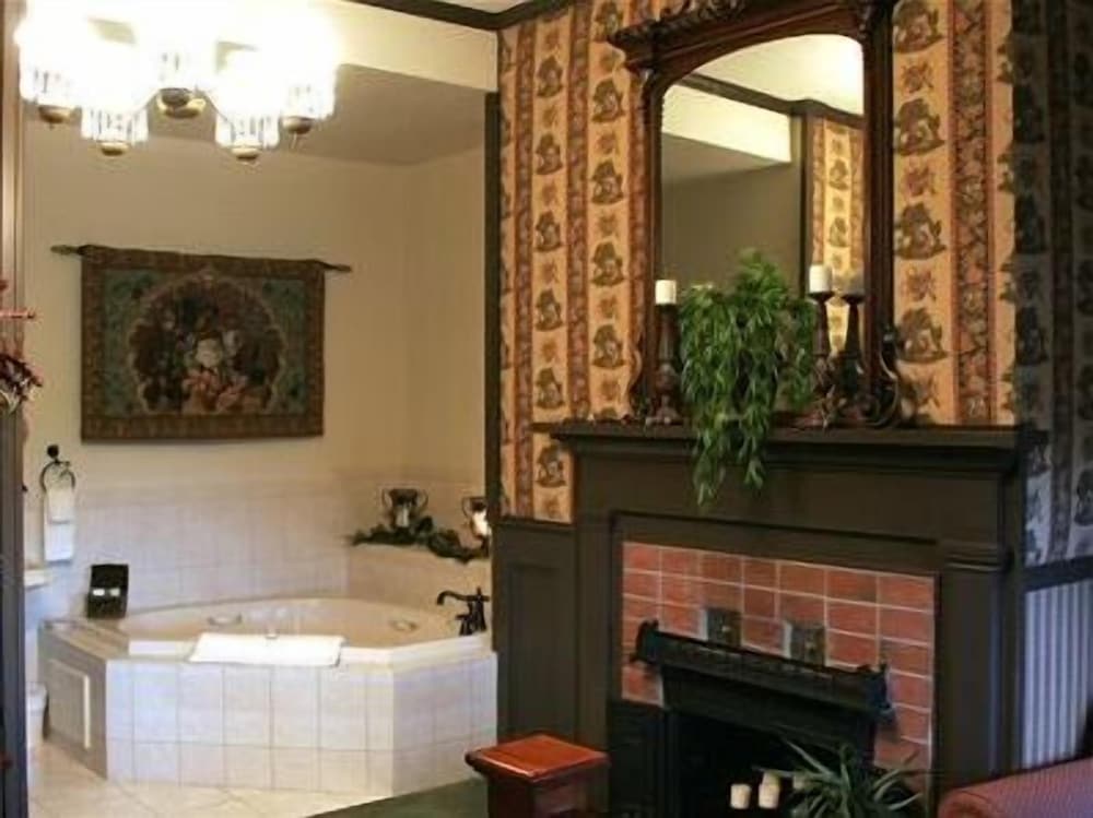 Bybee's Historic Inn - photo 37